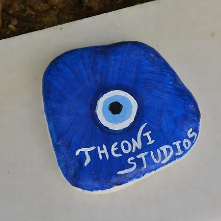 Theoni דירה